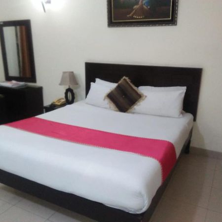 Tourist Inn Hotel Лахор Екстер'єр фото